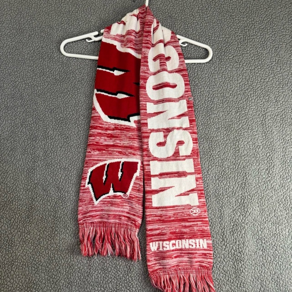 Red and white Wisconsin Badgers scarf #WisconsinBadgers #CollegeFootball